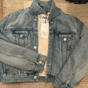 Zara NWT jean jacket with faux shearling runs small and cropped/fitted.